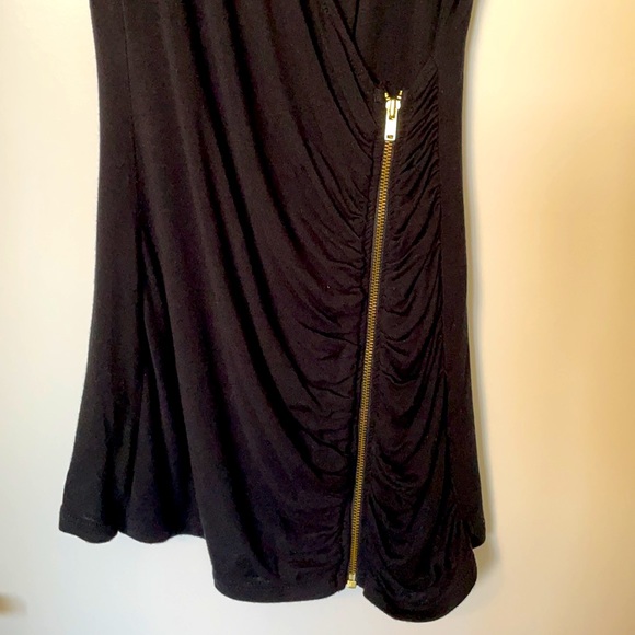 Black Guess Top with Zipper Detail - Picture 3 of 5